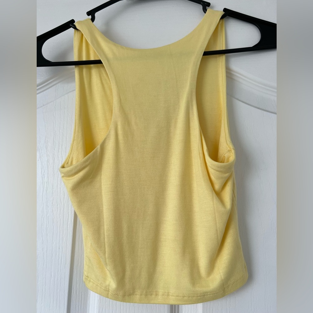 Lulu’s Yellow Crop Top - Picture 2 of 2